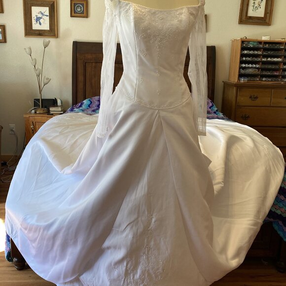 2) Wedding Gown: Fairy Tale Wedding - Picture 2 of 10